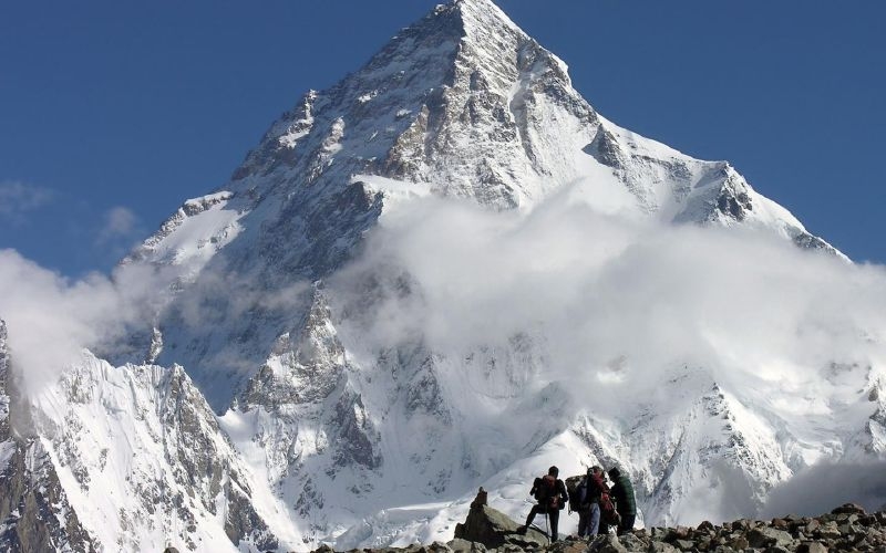 Mission on K2 abandoned after avalanche