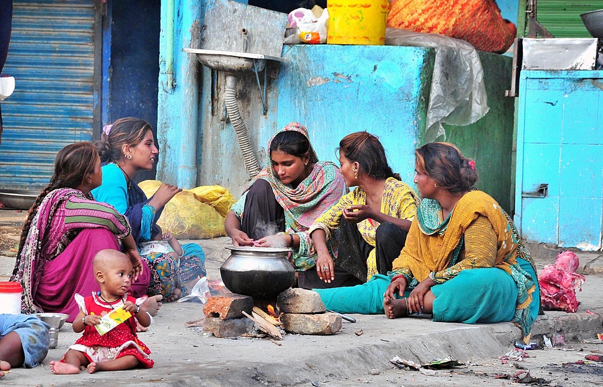 Gypsies Cooking on road side in Rawalpindi