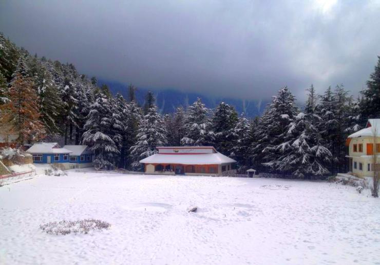 Shogran resorts attracts visitors to witness snowfall